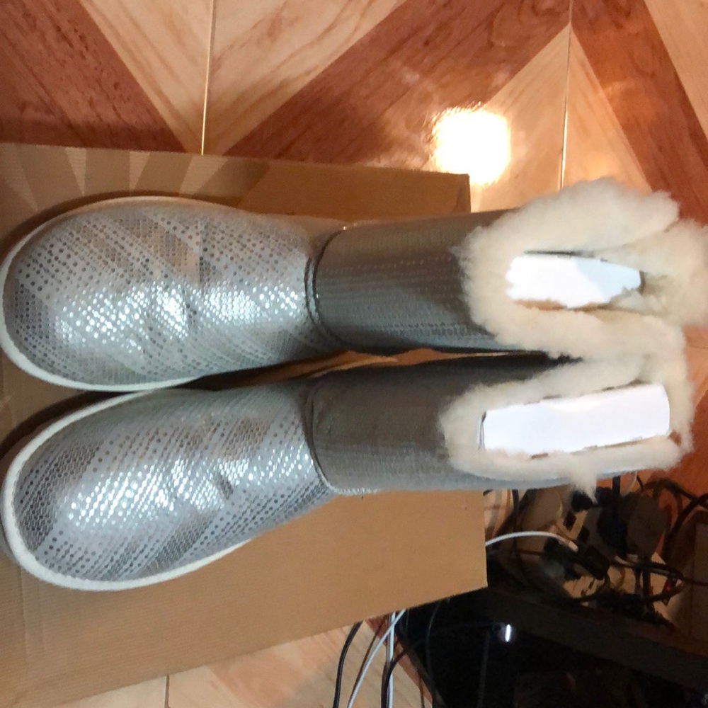 UGG